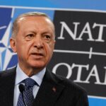 El presidente turco, Recep Tayyip Erdogan (en la foto durante una cumbre de la OTAN en España en junio) amenazó con bloquear a Suecia y Finlandia como miembros de la OTAN a menos que cumplan con varias demandas, incluida la extradición de personas que Ankara considera