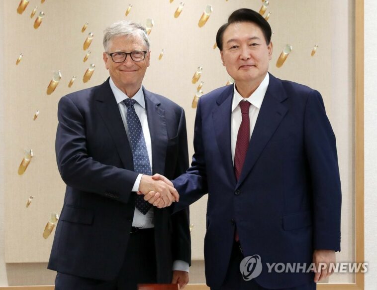 (AMPLIACIÓN) Yoon y Bill Gates discuten el desarrollo de vacunas y la cooperación
