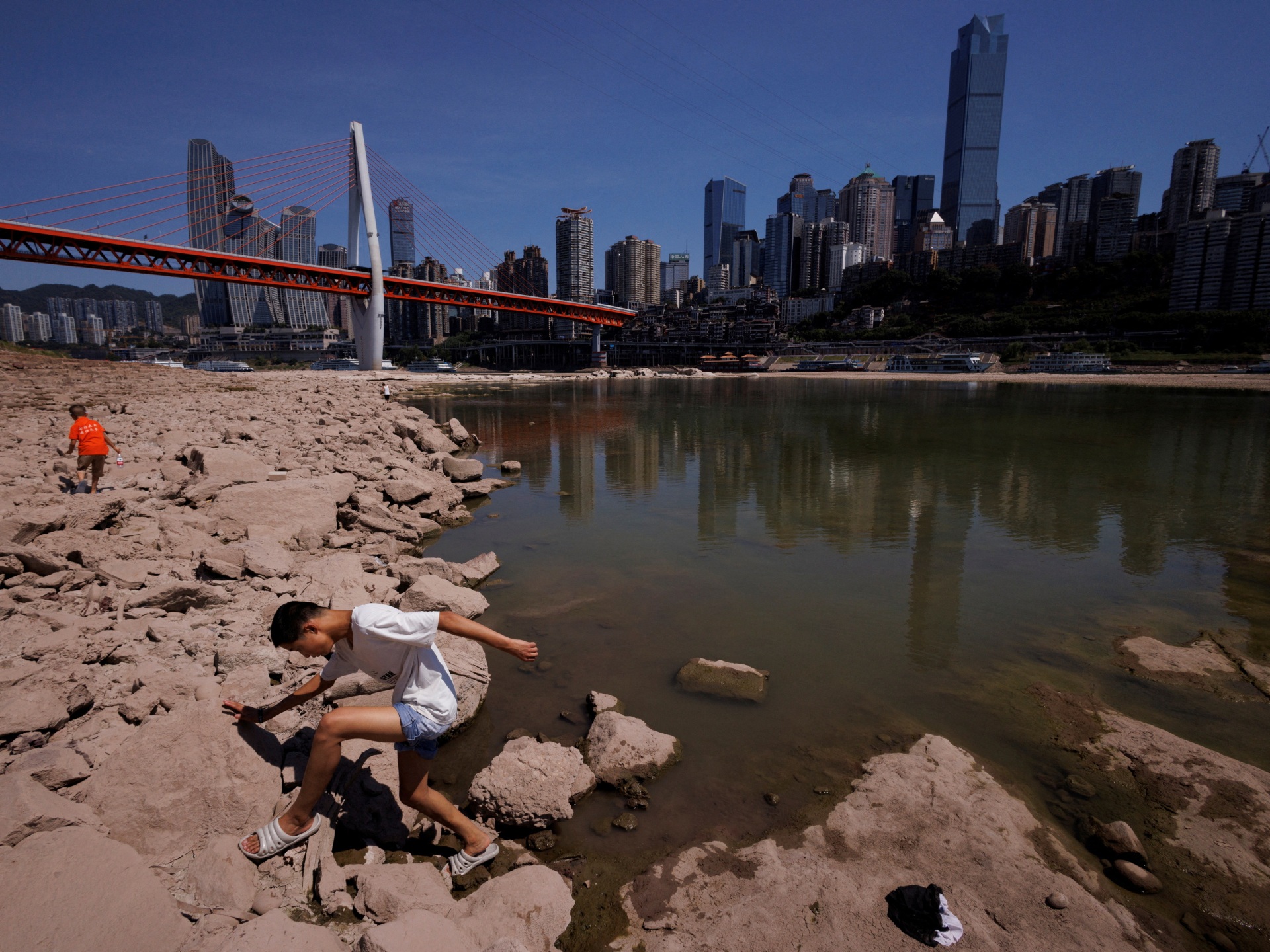 China emite primera alerta nacional de sequía y lucha para salvar cultivos
