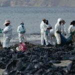 25 playas peruanas siguen contaminadas por derrame de petróleo de Repsol