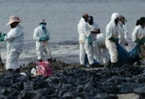 25 playas peruanas siguen contaminadas por derrame de petróleo de Repsol