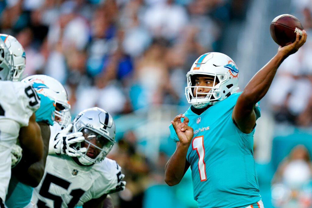 A tres semanas del inicio, Tua Tagovailoa es la menor de las preocupaciones de la ofensiva de los Miami Dolphins
