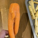 Los agricultores han advertido que las zanahorias estarán entre los cultivos más afectados este invierno.  Los usuarios de las redes sociales han comenzado a compartir imágenes de productos con formas extrañas.