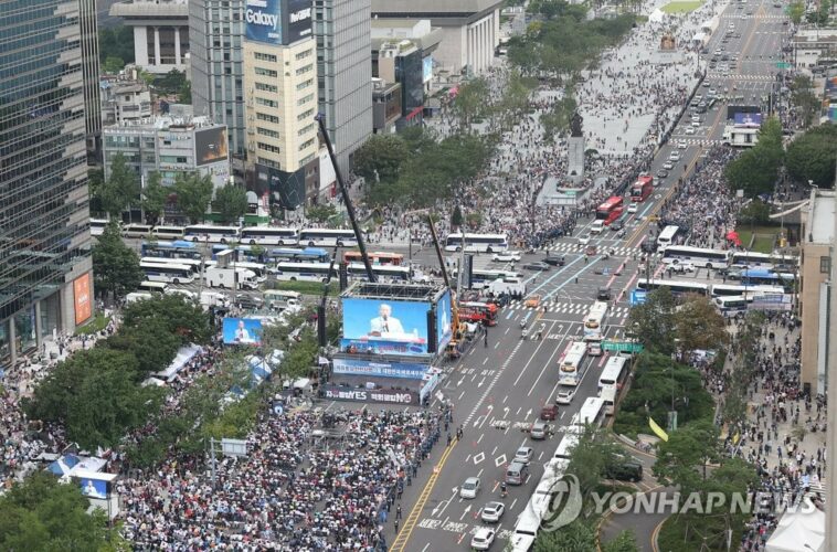 Activistas conservadores realizan manifestación en el centro de Seúl en el Día de la Liberación