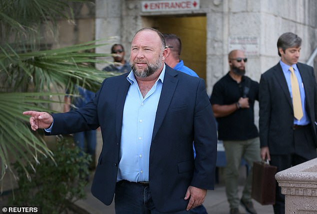 Alex Jones intentó responder preguntas sobre sus correos electrónicos formuladas por Mark Bankston, abogado de Neil Heslin y Scarlett Lewis, durante el juicio en el juzgado del condado de Travis, Austin, Texas, EE. UU., 3 de agosto de 2022