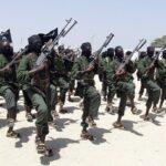 Funcionarios somalíes locales confirmaron el domingo que un ataque aéreo de las fuerzas estadounidenses mató a 13 miembros del grupo terrorista islamista al-Shabab (en la foto) en el país.