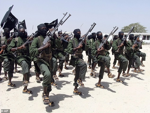 Funcionarios somalíes locales confirmaron el domingo que un ataque aéreo de las fuerzas estadounidenses mató a 13 miembros del grupo terrorista islamista al-Shabab (en la foto) en el país.