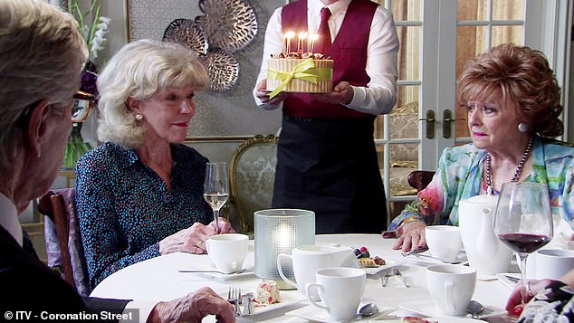 Heartbreaking: Coronation Street resaltará el tema de la salud mental y la soledad entre las personas mayores cuando Audrey Roberts (Sue Nicholls) admite que intentó quitarse la vida