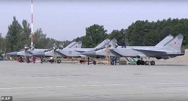 Rusia ha desplegado tres nuevos aviones de combate MiG-31 armados con misiles hipersónicos Kinzhal, que pueden equiparse con ojivas nucleares, en su enclave europeo de Kaliningrado.