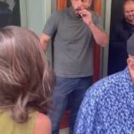 Un video de Ben Affleck tratando de fumar un cigarrillo de forma encubierta mientras posa para las fotos con los fans se ha vuelto viral en las redes sociales.