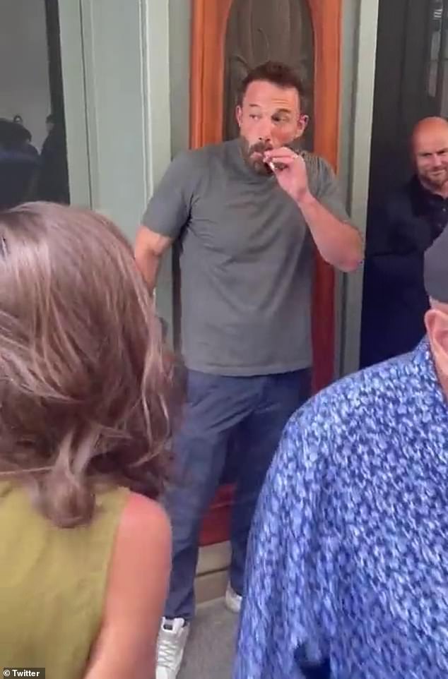 Un video de Ben Affleck tratando de fumar un cigarrillo de forma encubierta mientras posa para las fotos con los fans se ha vuelto viral en las redes sociales.