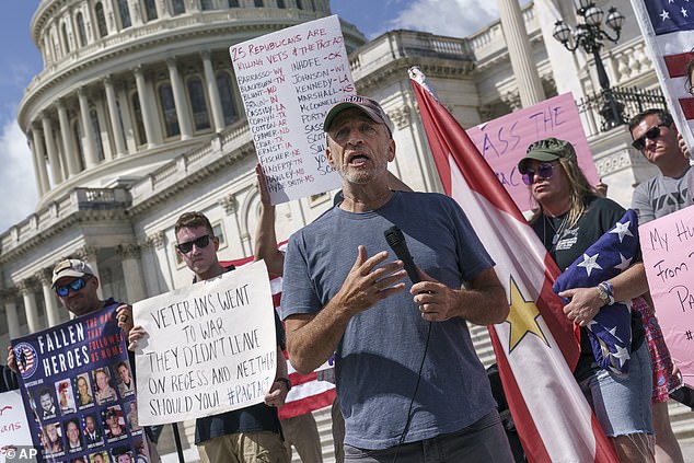 Jon Stewart se manifestó frente al Capitolio el lunes para instar a los senadores a aprobar una legislación que proporcione más fondos para los veteranos que han estado expuestos a pozos de combustión tóxicos.