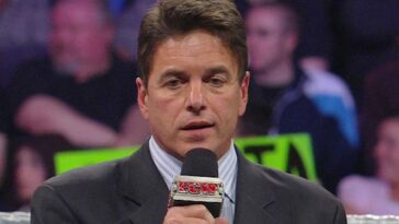 Brian Gewirtz dice que WWE no puso a Mike Adamle en una posición para tener éxito
