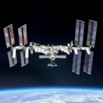 La ISS (en la foto) flota en una órbita terrestre baja a una altitud de 254 millas.  Da la vuelta al mundo cada 90 minutos, viajando a 5 millas por segundo