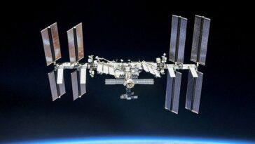 La ISS (en la foto) flota en una órbita terrestre baja a una altitud de 254 millas.  Da la vuelta al mundo cada 90 minutos, viajando a 5 millas por segundo