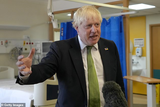 Boris Johnson habla con los medios de comunicación durante una visita al Centro Ortopédico de Londres el 26 de agosto.