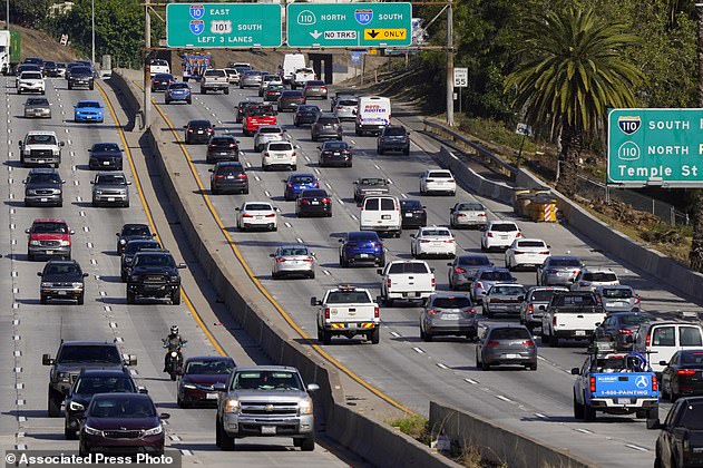 California inicia su prohibición a la venta de vehículos nuevos de gasolina.  Esto es parte de su plan más amplio para producir solo vehículos nuevos que funcionen completamente con energía eléctrica para 2035.