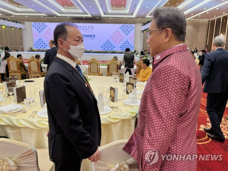 Canciller pide diálogo intercoreano durante breve encuentro con enviado de Corea del Norte en reuniones de ASEAN