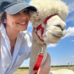 Lindo: Cheryl se veía impresionante el sábado, ya que compartió una adorable selfie junto a una alpaca en Instagram