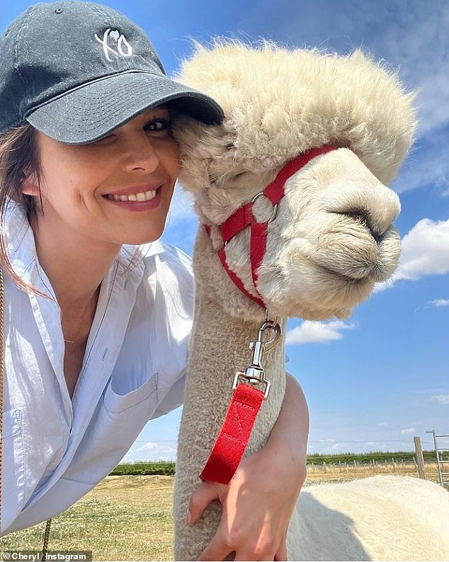 Lindo: Cheryl se veía impresionante el sábado, ya que compartió una adorable selfie junto a una alpaca en Instagram