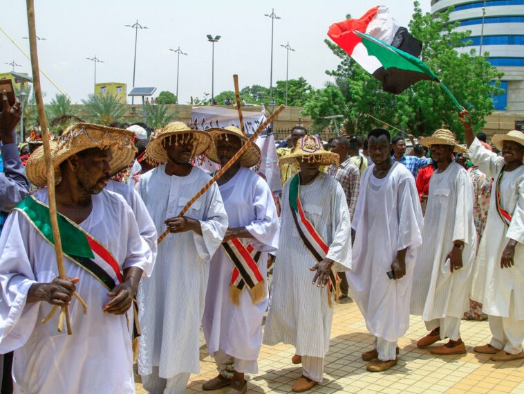 Cientos de personas se manifiestan en Sudán para apoyar la iniciativa respaldada por militares