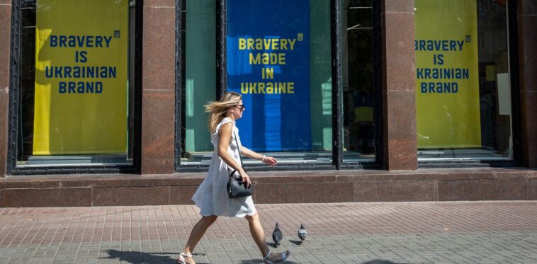 Con 'valentía' como su nueva marca, Ucrania está convirtiendo la publicidad en un arma de guerra
