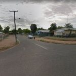 El hombre de 52 años supuestamente condujo su vehículo contra una multitud en Delacour Street en Pioneer en Mount Isa, Queensland regional, a las 2 a.m. del sábado.