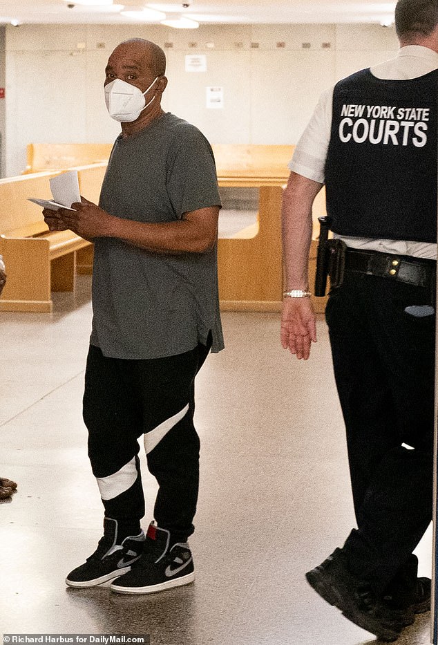 Bui Van Phu, de 55 años, un delincuente sexual registrado que ha pasado 24 años en prisión, abandonó el Tribunal Penal del Bronx el jueves por la tarde después de comparecer ante el juez Giyang An