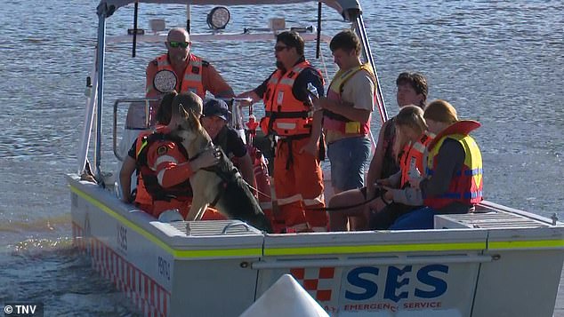 Diez personas y un perro fueron rescatados y llevados a tierra por tripulaciones de SES