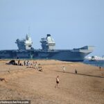 El portaaviones de £ 3 mil millones ya tuvo que retrasar su salida el viernes de la Base Naval de Portsmouth, Hampshire, por un día debido a un problema técnico.