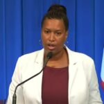 La alcaldesa de DC, Muriel Bowser, criticó la decisión del Pentágono de no enviar tropas de la Guardia Nacional para hacer frente al creciente problema migratorio de la ciudad en una conferencia de prensa el viernes.