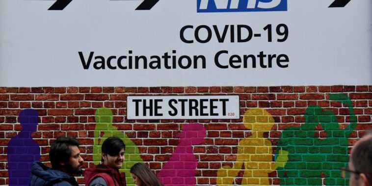 El Reino Unido es el primero en aprobar la vacuna COVID de omicron con el visto bueno de Moderna
