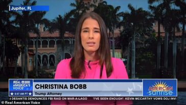Christina Bobb, abogada de Trump y presentadora de One America News Network, admitió que algunos de los documentos recuperados por los agentes federales podrían ser