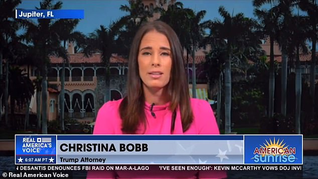 Christina Bobb, abogada de Trump y presentadora de One America News Network, admitió que algunos de los documentos recuperados por los agentes federales podrían ser