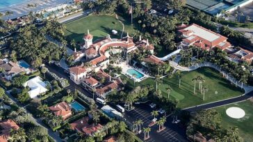 Agentes del FBI con una orden de registro allanaron el retiro Mar-a-Lago de Trump en Palm Beach, Florida, el lunes por la mañana.
