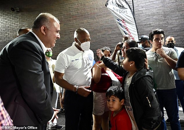 Eric Adams se ve el domingo dando la bienvenida a los niños que llegaron a la ciudad de Nueva York desde Texas