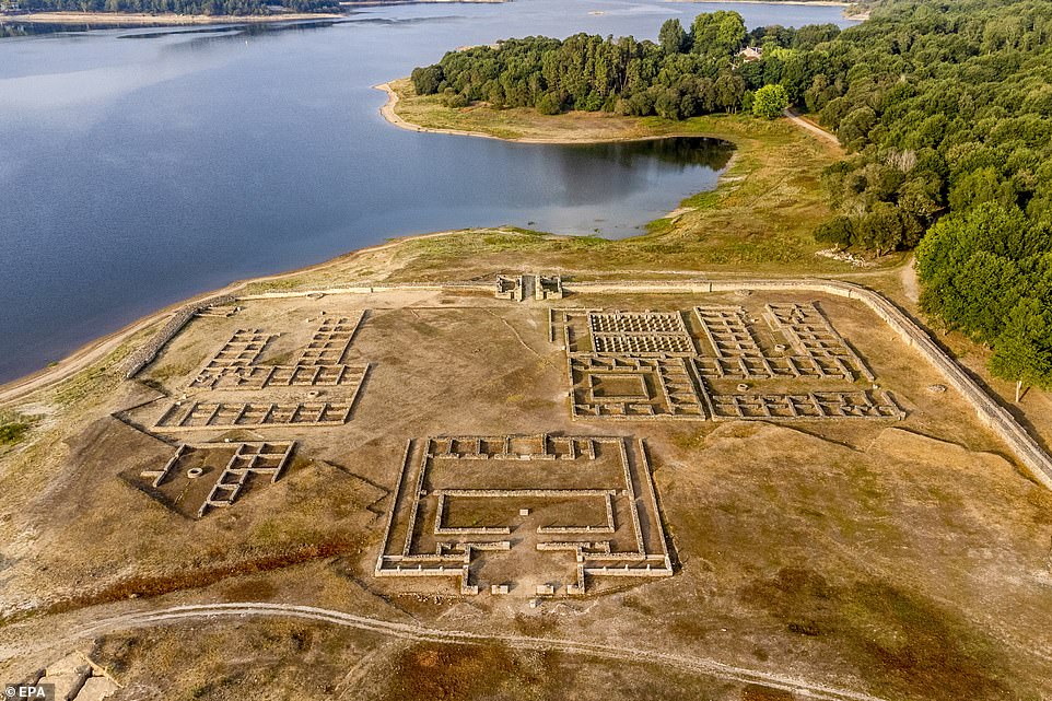 Los restos arqueológicos de todo el campamento romano, conocido como Aquis Querquennis, fueron revelados después de que los niveles de agua se desplomaran en el embalse de As Conchas en Galicia, al noroeste de España.