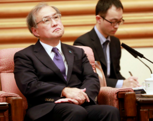 El Viceministro de Relaciones Exteriores de Japón, Takeo Akiba, escucha al Ministro de Relaciones Exteriores de China, Wang Yi (no en la foto), durante su reunión en el Complejo de Liderazgo de Zhongnanhai en Beijing, China, el 29 de agosto de 2018. (Reuters)