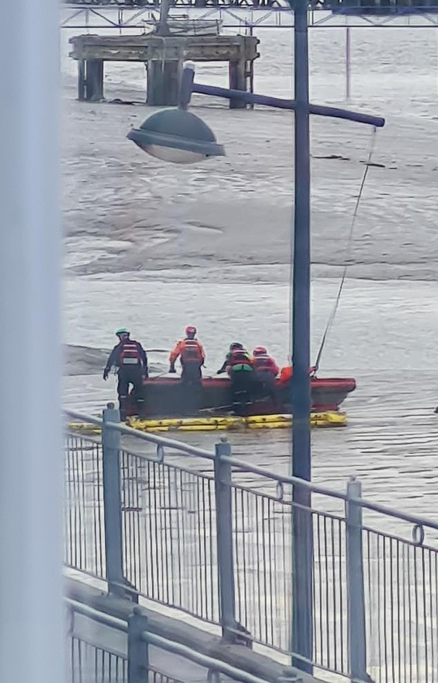 El hombre, que se cree que tiene unos 40 años, fue encontrado en Chichester Wharf, Erith el domingo por la tarde.  Al lugar acudieron policías y ambulancias para recuperar el cuerpo