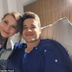 Al esposo de Bindi Irwin, Chandler Powell, le extirparon las amígdalas esta semana.  Compartió una foto de él y Bindi, de 24 años, sonriendo desde su cama de hospital después del procedimiento.