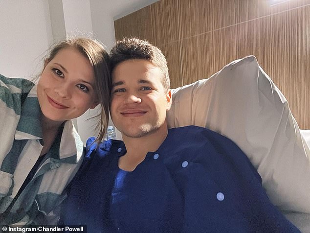 Al esposo de Bindi Irwin, Chandler Powell, le extirparon las amígdalas esta semana.  Compartió una foto de él y Bindi, de 24 años, sonriendo desde su cama de hospital después del procedimiento.
