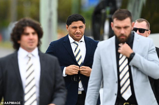 Las estrellas de North Queensland (de izquierda a derecha) Jake Granville, Jason Taumalolo y Kyle Feldt llegan para el funeral.  Todos ganaron la gran final de 2015 bajo la dirección de Green.