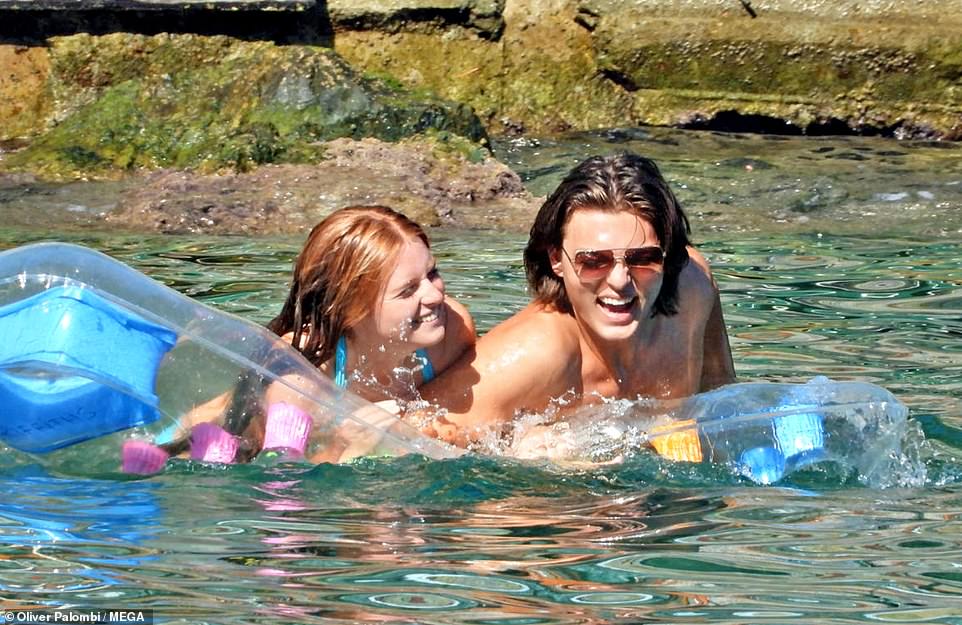 Amado: Damian Hurley, de 20 años, parecía enamorado el sábado mientras disfrutaba de un momento agradable con la artista Millie Griffiths, de 20 años, en Portofino, Italia.