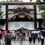 La gente lleva paraguas mientras visita el Santuario Yasukuni en Tokio, Japón, el 15 de agosto de 2021. (Reuters)