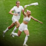 El momento en que Chloe Kelly, de 24 años, se quitó la camiseta para correr por el campo con su sostén deportivo después de marcar el gol de la victoria en la final de la Eurocopa 2022 ha sido aclamado por los fanáticos como la