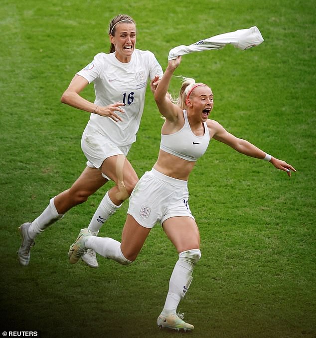 El momento en que Chloe Kelly, de 24 años, se quitó la camiseta para correr por el campo con su sostén deportivo después de marcar el gol de la victoria en la final de la Eurocopa 2022 ha sido aclamado por los fanáticos como la
