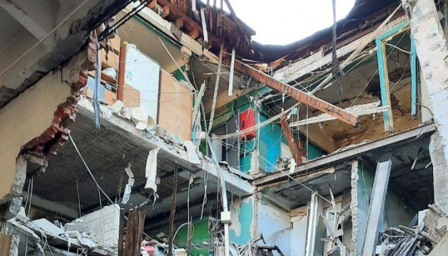 El número de muertos en los ataques con misiles en el dormitorio de Kharkiv, el edificio residencial se eleva a 21
