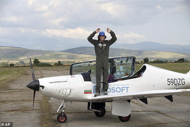 Un piloto de 17 años, Mack Rutherford (en la foto de hoy después del aterrizaje), se convirtió en la persona más joven en volar solo alrededor del mundo en un avión pequeño después de aterrizar el miércoles en Bulgaria, donde comenzó su viaje hace cinco meses.