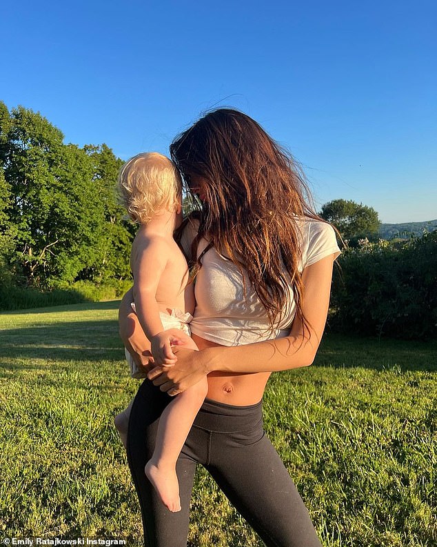 Abrazos: Emily Ratajkowski disfrutó de un día bajo el sol con su hijo Sylvester, en una serie de instantáneas compartidas en Instagram el domingo.