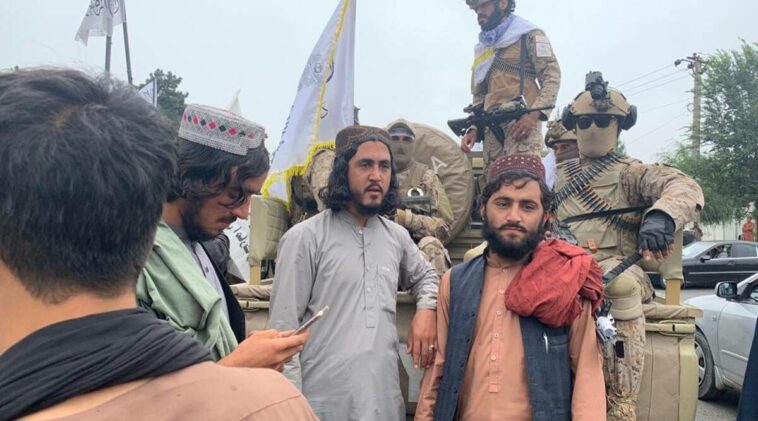 En Kabul, los talibanes celebran 1 año en el poder pero pocos civiles, ninguna mujer